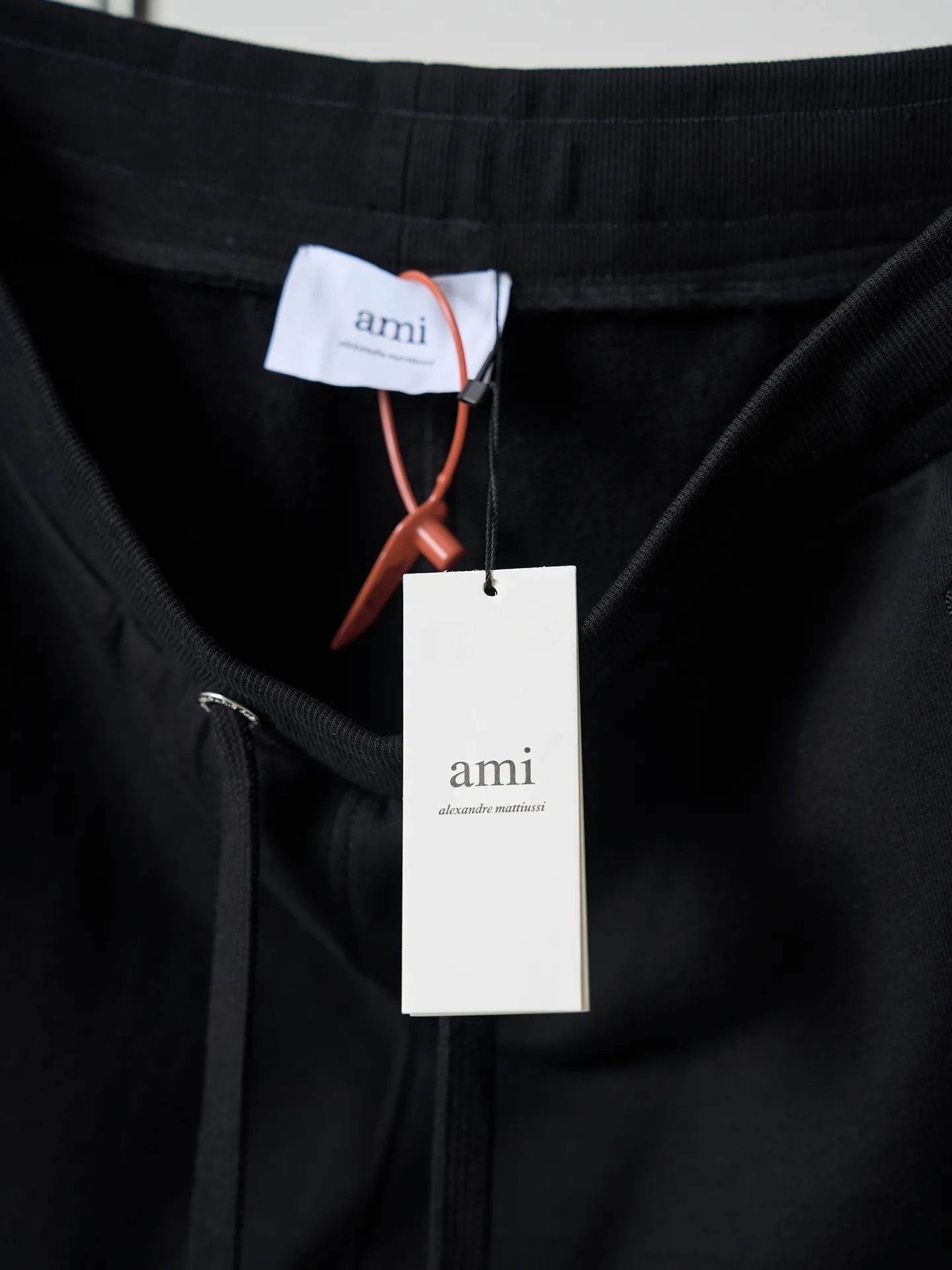 [Real auction] Ami/Ami love heart embroidered shorts [In Stock] S M L Love embroidery work with high precision, smooth and delicate lines, fermentation washing and softening, using the fermentation effect produced by mixing yeast, water and mild detergent to gently treat the fabric, improving the overall softness and loose fit.